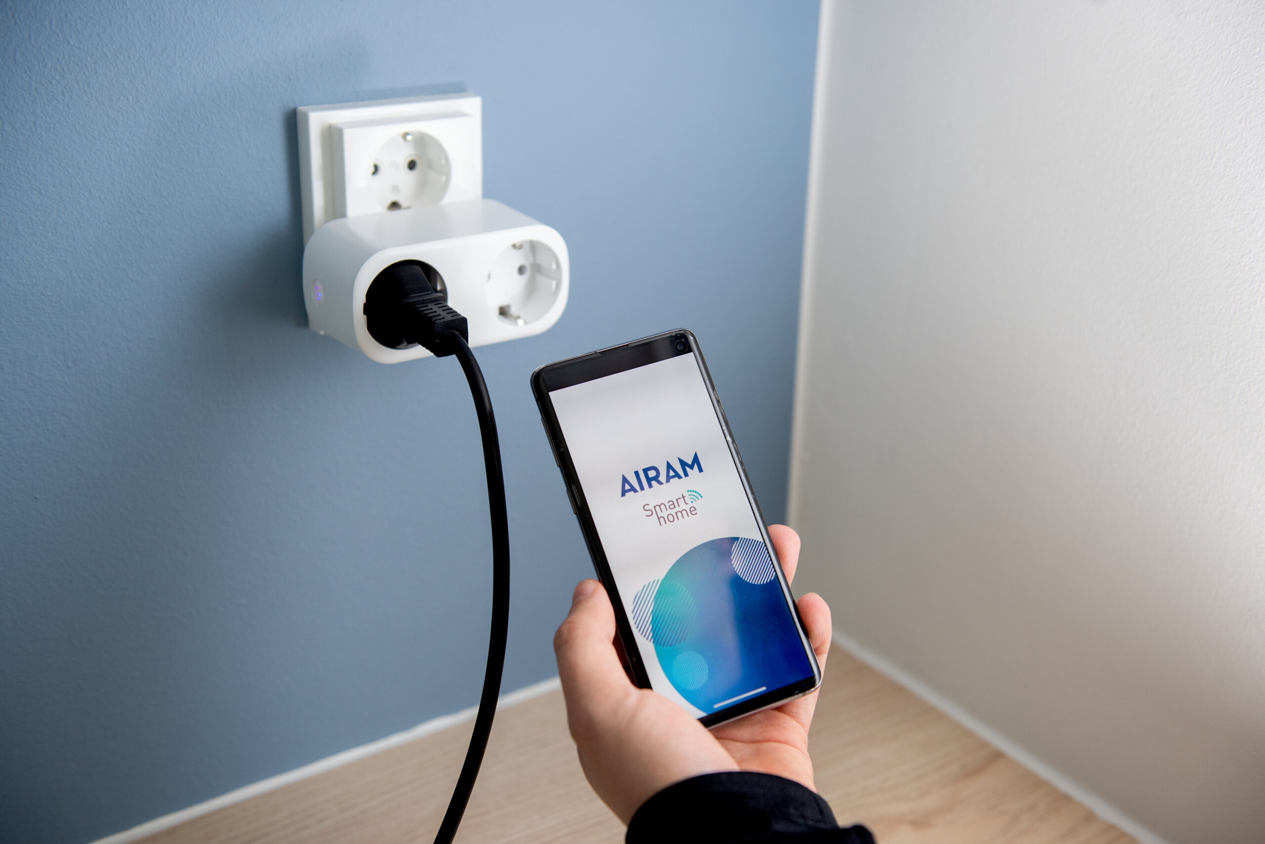 Airam SmartHome -pistoketta, ohjataan sovelluksella.