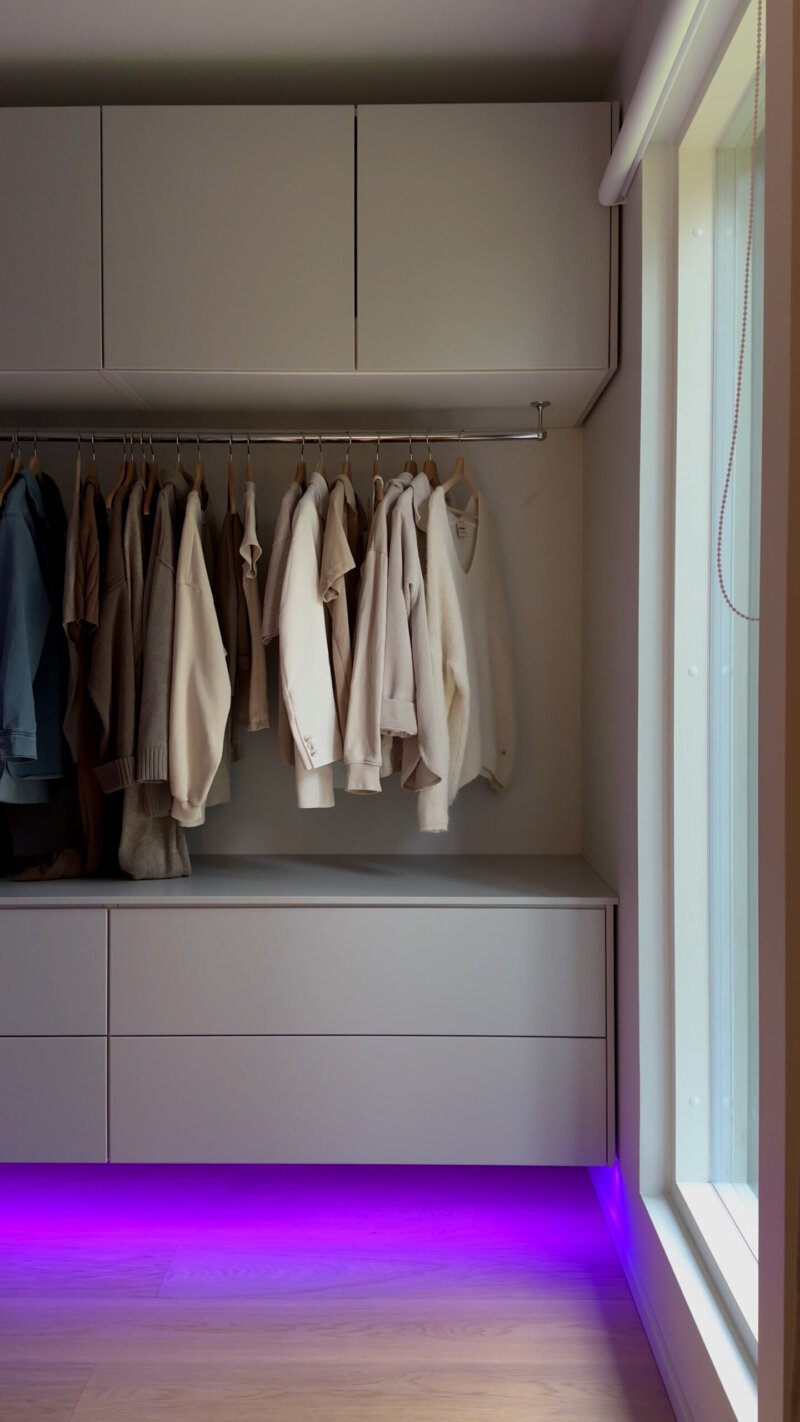 Kaapiston alle kiinnitetty Airam SmartHome -lednauha, jonka sävyksi on valittu violetti valo.