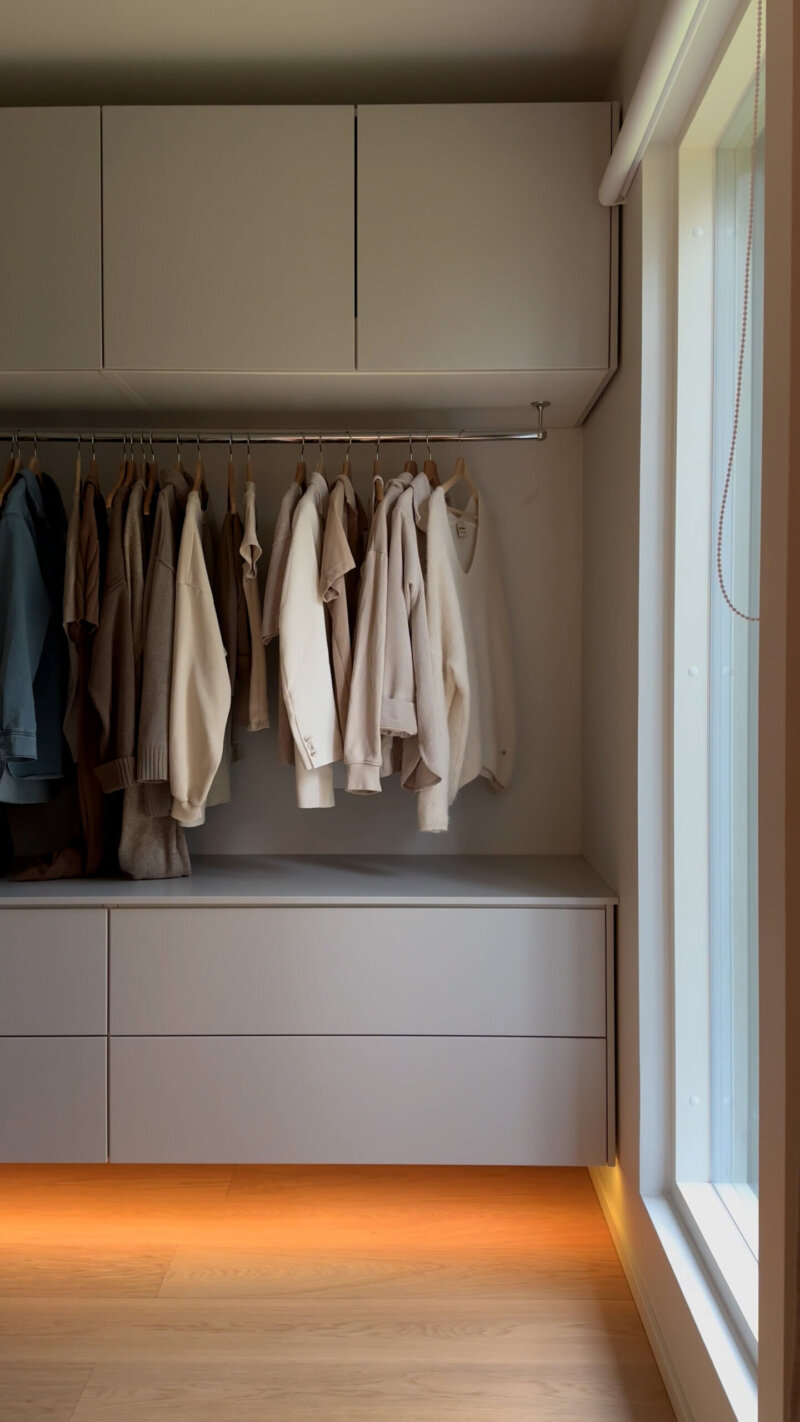 Kaapiston alle kiinnitetty Airam SmartHome -lednauha, jonka sävyksi on valittu lämmin oranssiin taittava valo.